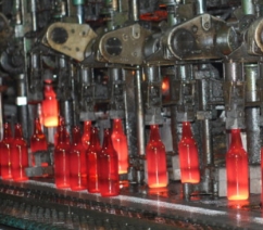 На Рокитнівському скляному заводі показали, як народжується ексклюзивна пляшка*